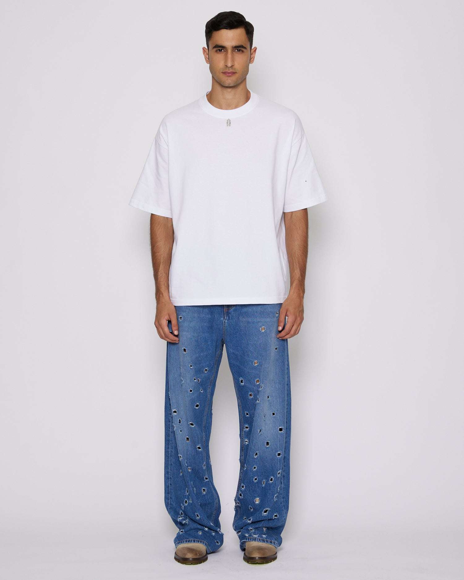 John Richmond Jeans gamba larga con fori metallici sul davanti sconto